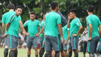 Sementara ada juga pemain naturalisasi asal Nigeria, Victor Igbonefo yang menjadi pemain senior dan kembali dipanggil Timnas.