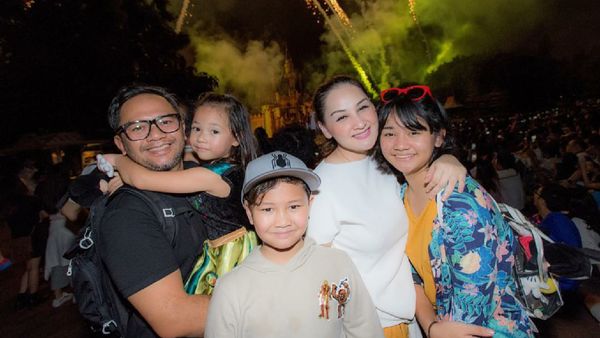 Potret Keluarga Mona Ratuliu yang Kompak Banget