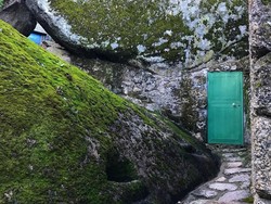 Desa yang Terjepit Batu