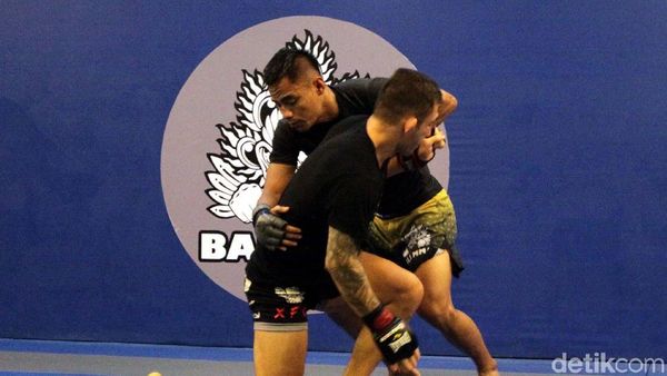 Petarung Indonesia Stefer Rahardian Digembleng di Bali