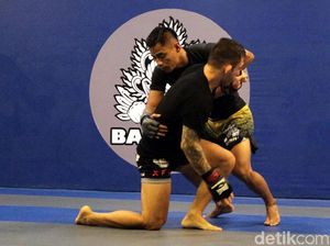 Petarung Indonesia Stefer Rahardian Digembleng di Bali