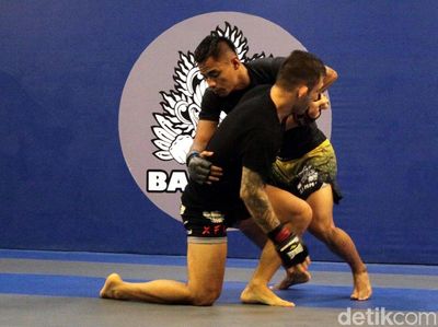 Petarung Indonesia Stefer Rahardian Digembleng di Bali