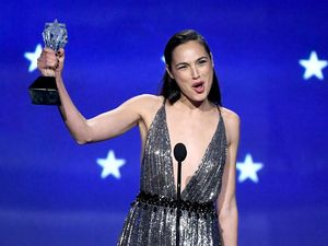 Raih SeeHer Award, Gal Gadot Persembahkan untuk Wanita Dunia Raih SeeHer Award, Gal Gadot Persembahkan untuk Wanita Dunia