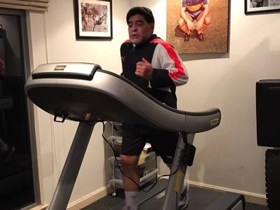 Tak Lagi Menjadi Pemain Sepak Bola, Para Legenda Ini Masih Tetap Olahraga