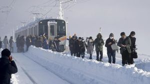 Penampakan Salju Tebal yang Bikin Kereta Terjebak di Niigata