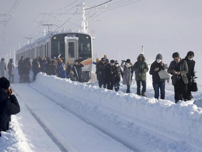 Penampakan Salju Tebal yang Bikin Kereta Terjebak di Niigata