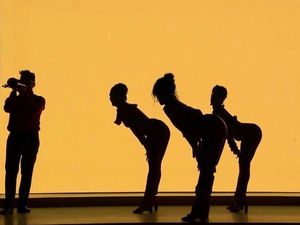 Lekuk Tubuh Camila Cabello di Atas Panggung