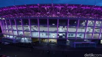 Lampu-lampu LED dipasang di sekitar lingkaran atas stadion.