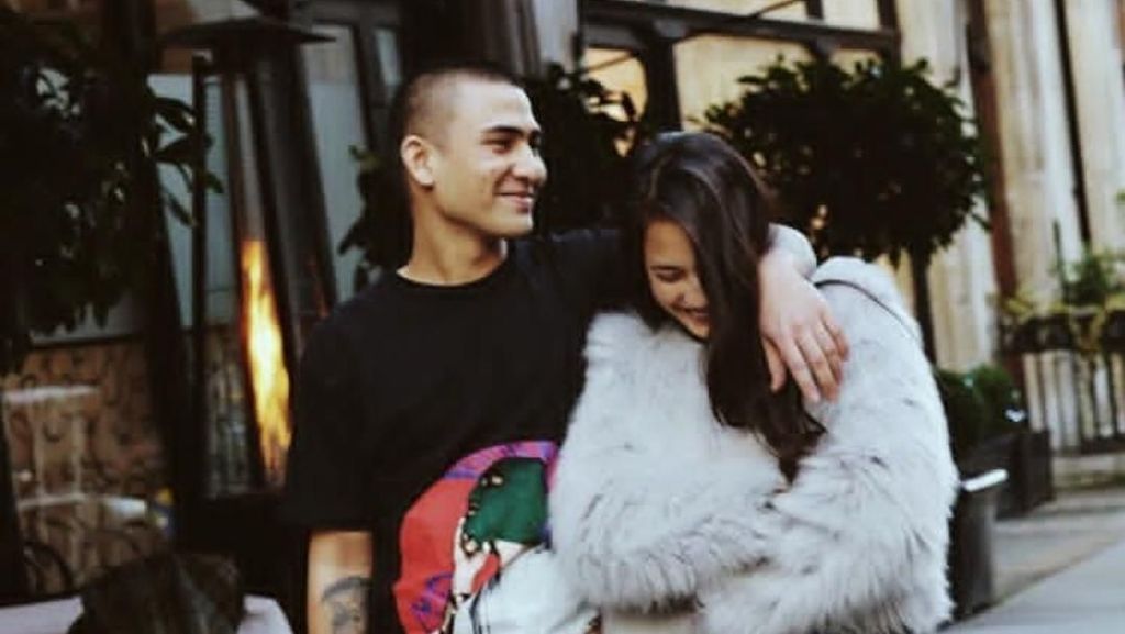 Momen Mesra Pevita dan Axel Matthew di London Momen Mesra Pevita dan Axel Matthew di London