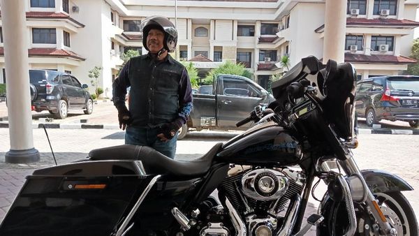 Foto: Ini Gaya Nyentrik Plt Wali Kota Cilegon Ngantor Naik Harley