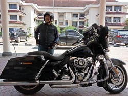 Sosok Plt Wali Kota Cilegon Nyentrik yang Ngantor Naik Harley