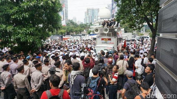 Foto: Massa FPI Mencari Kejelasan di Kantor Facebook