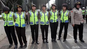 Adem Bener, Polwan Cantik Ikut Jaga Demo di Kantor Facebook