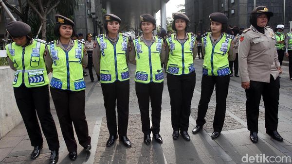Adem Bener, Polwan Cantik Ikut Jaga Demo di Kantor Facebook