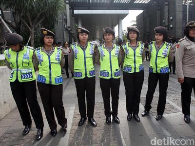 Adem Bener, Polwan Cantik Ikut Jaga Demo di Kantor Facebook