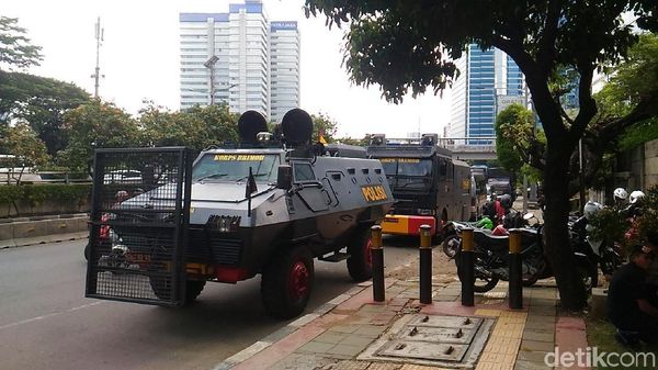 Foto: Penjagaan di Kantor Facebook Jelang Didemo FPI