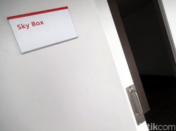 Empat sky box itu rencananya akan digunakan untuk tamu VVIP yang mau menyewa satu ruangan.