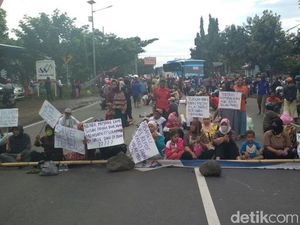 Warga Demo Blokir Pantura Tongas-Surabaya, Lalin Dua Arah Macet 4 Km