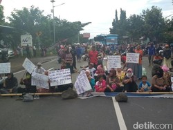 Warga Demo Blokir Pantura Tongas-Surabaya, Lalin Dua Arah Macet 4 Km