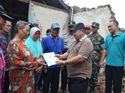 Bupati Madiun Bantu Janda yang Rumahnya Ambruk Tersapu Angin