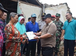 Bupati Madiun Bantu Janda yang Rumahnya Ambruk Tersapu Angin Bupati Madiun Bantu Janda yang Rumahnya Ambruk Tersapu Angin