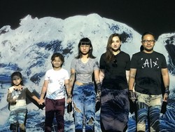 Liburan ke Bali, Mona Ratuliu dan Anak-anak Sibuk Belajar Surfing