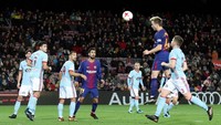 Gol Ivan Rakitic di menit ke-87 melengkapi pesta gol Barcelona malam ini. Blaugrana menang telak 5-0 dan lolos dengan agregat 6-1. (Foto: Albert Gea/REUTERS)