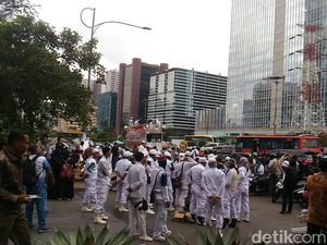 Titip Surat di Kantor Facebook, Massa FPI Membubarkan Diri Titip Surat di Kantor Facebook, Massa FPI Membubarkan Diri