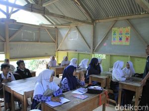 Miris, Ruang Kelas MTS di Kutawaringin Bandung Ini Bolong-bolong