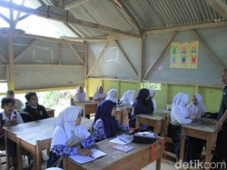 Miris, Ruang Kelas MTS di Kutawaringin Bandung Ini Bolong-bolong