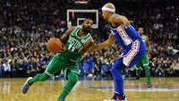 NBA Global Games antara Philadelphia 76ers dan Boston Celtics digelar di The O2 Arena, London, Kamis (11/1/2018) waktu setempat. Dipimpin Kyrie Irving, Celtics menang 114-103 atas Sixers di laga itu. Foto: Dan Mullan/Getty Images