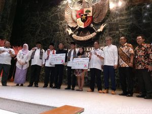 Sandiaga Luncurkan Kartu Pekerja DKI, Buruh Gratis Naik TransJ Sandiaga Luncurkan Kartu Pekerja DKI, Buruh Gratis Naik TransJ
