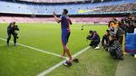 Aksi Nyeker Bek Baru Barcelona di Camp Nou