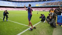 Sekitar satu menit dia bertelanjang kaki di atas rumput Camp Nou. (REUTERS/Albert Gea)