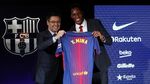 Aksi Nyeker Bek Baru Barcelona di Camp Nou