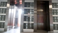 Stadion ini juga menyediakan lift.