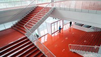 Lantai dan tangga Stadion Utama GBK tampak mengilap.