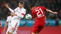 Thomas Mueller jadi tumpuan di lini depan Bayern karena Robert Lewandowski absen pada pertandingan ini. Foto: Wolfgang Rattay/Reuters