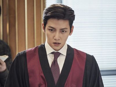 Penampilan Keren 7 Aktor Korea Saat Jadi Jaksa di Drama Ini Bikin Meleleh