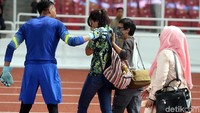 Seorang fans masuk ke lapangan.