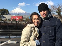 Kejutan Lucu Mieke Amalia untuk Tora Sudiro di Ultah Pernikahan