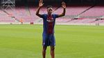 Aksi Nyeker Bek Baru Barcelona di Camp Nou