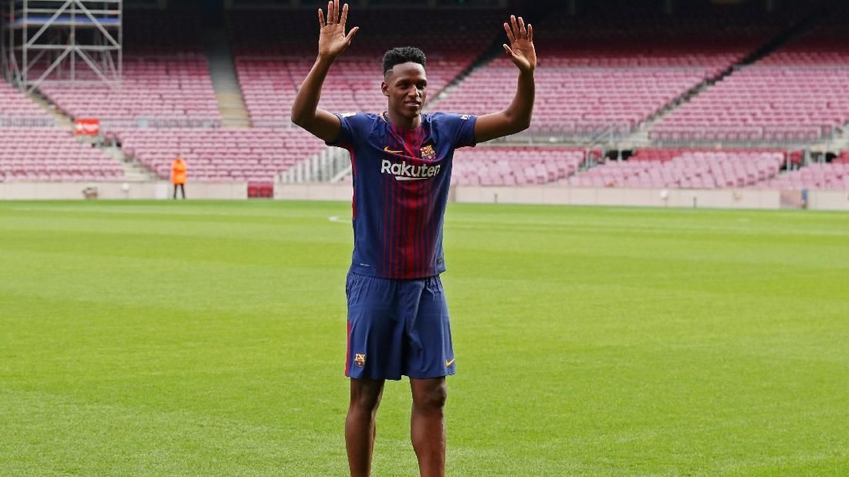Yerry Mina absen dari latihan Barcelona. (Foto: REUTERS/Albert Gea)