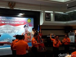 Aksi Marsekal Hadi Nyanyi Lagu Chrisye Hibur Anggota Basarnas