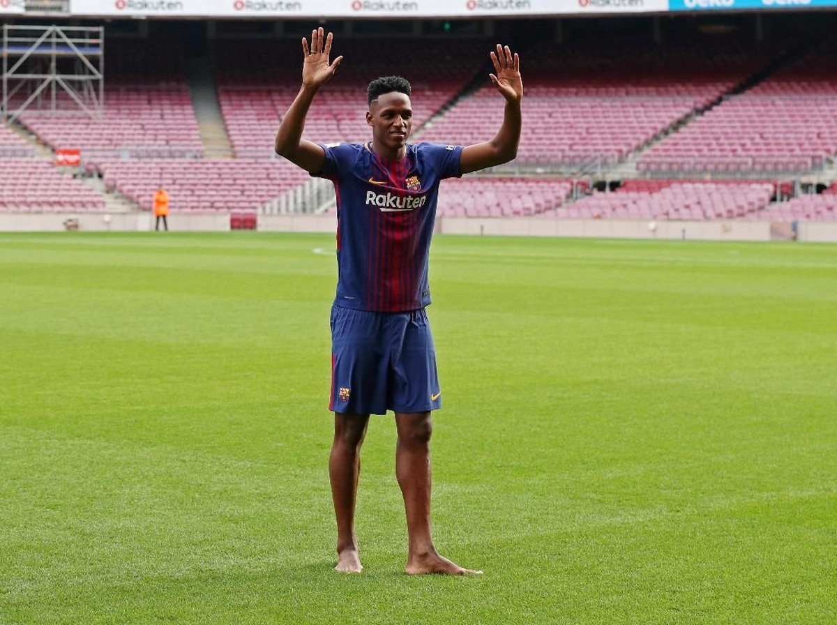 Yerry Mina nyeker saat diperkenalkan di Camp Nou (REUTERS/Albert Gea)
