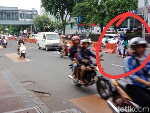 Pejalan Kaki Menyeberang Sembarangan, Ini yang Dilakukan Satpoltik Pejalan Kaki Menyeberang Sembarangan, Ini yang Dilakukan Satpoltik
