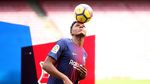 Aksi Nyeker Bek Baru Barcelona di Camp Nou