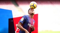 Mina merupakan bek muda asal Kolombia yang bermain untuk klub Brasil, Palmeiras, sejak 2016. Sebelumnya pemain yang lahir pada 23 September 1994 itu bermain untuk Deportivo Pasto (2013) dan Santa Fe (2014-2016). (REUTERS/Albert Gea)