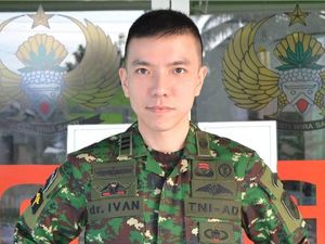 Gantengnya Mirip Aktor Korea, Foto Dokter Tentara Indonesia Ini Viral