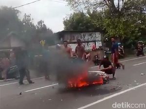 Motor Pelajar di Jombang Ini Hangus Usai Tabrak Mobil